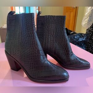 BRAND NEW Women Dolce Vita boot booties Size 6 women sample shoes Sz 6 heel